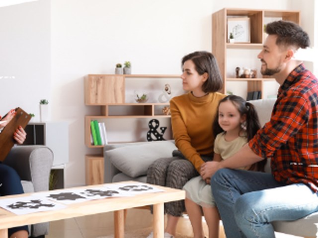 BrainFit Güzelbahçe uzmanı bir aileyle görüşürken